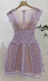 ÄRMELLOSES SPITZEN-MINIKLEID IN A-LINIE IN FLIEDER